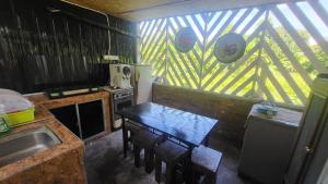 une cuisine avec une table et un évier ainsi qu'une fenêtre. dans l'établissement THE K KABIN, à Pekan