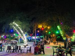 een groep mensen die 's nachts aan tafel zitten bij Blue Shore Pavilion in Kaôh Rŭng (3)