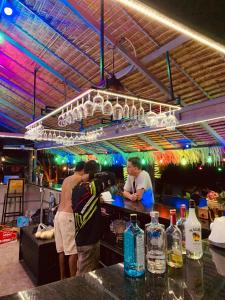 een groep mensen die aan een bar staan bij Blue Shore Pavilion in Kaôh Rŭng (3)
