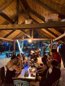 een groep mensen die aan een tafel zitten en schaken bij Blue Shore Pavilion in Kaôh Rŭng (3)