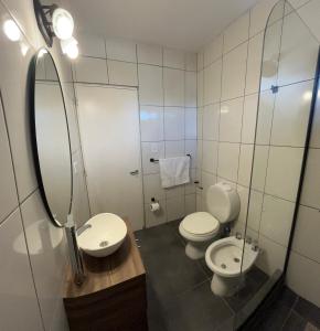 ein Badezimmer mit zwei Toiletten und einem Waschbecken und einer Dusche in der Unterkunft DEPARTAMENTO 20 DE FEBRERO in Salta