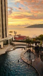 Blick auf ein Gebäude mit einem Pool in der Unterkunft Ems Executive Suites Home in Kota Kinabalu