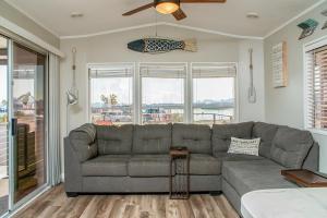 Paradise Pointe on the Island boat dock and view!的休息区