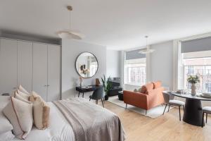 ダブリンにあるUrban Rest Merrion Square Apartmentsのベッドルーム(キングサイズベッド1台付)、リビングルームが備わります。