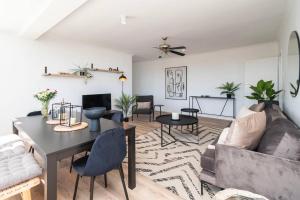 salon ze stołem i kanapą w obiekcie Claremont Apartment With Three Bedrooms w Kapsztadzie