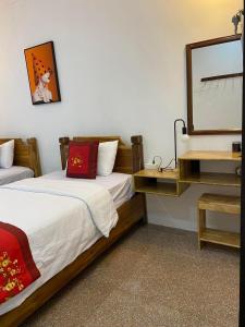 1 dormitorio con 2 camas, espejo y espejo en Liberty Place en Luang Prabang
