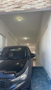 une voiture garée devant un garage dans l'établissement ACONCHEGO Guest House, à Aracati