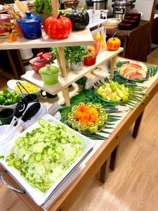 een tafel gevuld met verschillende soorten groenten op bij Aomori Green Park Hotel in Aomori