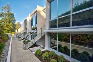 una vista exterior de un edificio con plantas en Pure Retreat Lake View en Queenstown