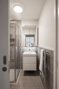 bagno con lavandino e doccia di Urban Rest Merrion Square Apartments a Dublino