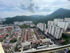 una vista aérea de un aparcamiento en una ciudad en 9293 Puncak Nearby Bukit Bendera, en George Town