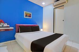 a blue bedroom with a bed in a room at OYO Hotel Blue Sea Near Chhatrapati Shivaji International Airport in Mumbai