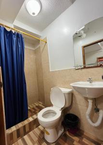 uma casa de banho com um WC e um lavatório em CASA DE HOSPEDAJE PEDERNALES em Pedernales