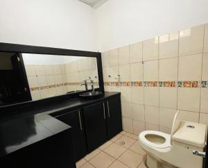 a bathroom with a toilet and a sink at CASA DE HOSPEDAJE PEDERNALES in Pedernales