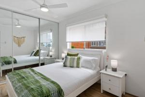 Ένα ή περισσότερα κρεβάτια σε δωμάτιο στο Sea Vista Escape - A Charming Waterside Stay