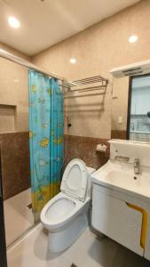 La salle de bains est pourvue de toilettes, d'une douche et d'un lavabo. dans l'établissement GF-16 Megatower Residences 2, à Baguio