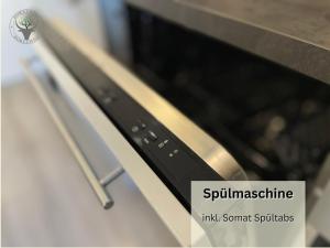 um close-up de uma máquina de lavar louça em uma cozinha em Schuhpartment am Pfälzer Wald nähe Outlet Center Zweibrücken em Pirmasens