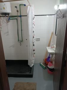 a bathroom with a shower and a sink at Suculento Apart in Fray Bentos