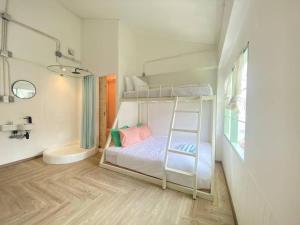 曼谷的住宿－The Greens Old Town Bangkok，一间带双层床的卧室和一间浴室