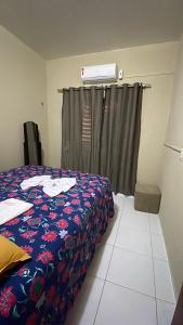 Habitación de hotel con cama y aire acondicionado en ACONCHEGO Guest House, en Aracati