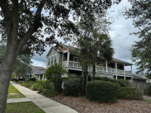 Casa blanca grande con porche y árboles en A stylish and Comfy Place to Stay, en Gainesville