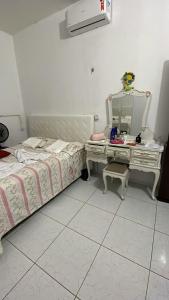 阿拉卡蒂的住宿－ACONCHEGO Guest House，一间卧室配有床、梳妆台和镜子