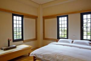 Katil atau katil-katil dalam bilik di Holiu Resort