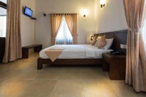 Un pat sau paturi într-o cameră la Hotel Chenra