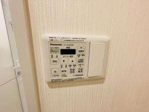 a control panel on a wall in a room at 中央公馆 Central Mansions 地下鉄谷町六丁目徒步1分心斎橋駅天王寺駅まで電車1本 in Osaka