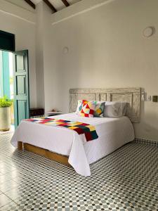 1 dormitorio con 1 cama grande en una habitación en Casa en Cauca Viejo con piscina, Jacuzzi y aire acondicionado, en Jericó