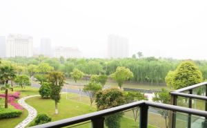 嘉兴希尔顿逸林酒店外面的花园