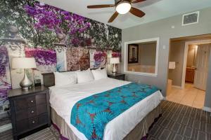 una camera da letto con un grande letto con una parete colorata di Las Vegas! Mediterranean Style Vacation Retreat a Las Vegas