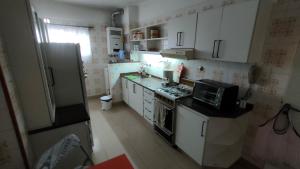 Nhà bếp/bếp nhỏ tại Departamento 2 ambientes en olivos -mínimo 2 noches