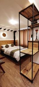 1 dormitorio con 1 cama grande y suelo de madera en Mangal Chhen, en Pātan