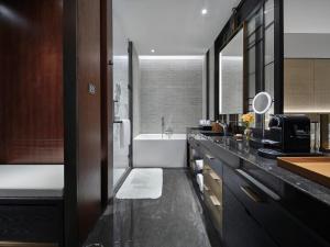ein Badezimmer mit einer Badewanne und einem Waschbecken in der Unterkunft InterContinental Dongguan, an IHG Hotel in Dongguan