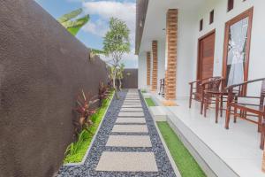a walkway in the side of a house at Sekar Bali Homestay in Gianyar