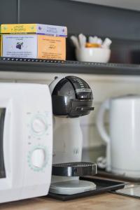 eine Kaffeemaschine auf einer Theke in der Unterkunft appartamento a due passi dal mare in Bellaria-Igea Marina
