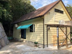 een klein geel huis met een bruin dak bij minpaku hotaru - Vacation STAY 65549v in Takamatsu