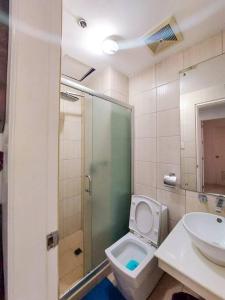 y baño con ducha, aseo y lavamanos. en Budget Family Room w FREE pool access in Manila, en Manila