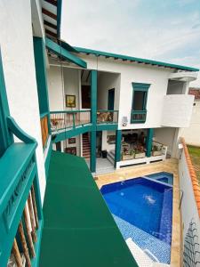 un balcón de una casa con piscina en Casa en Cauca Viejo con piscina, Jacuzzi y aire acondicionado, en Jericó