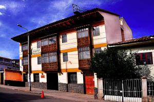 un edificio al lado de una calle en IMPERIAL CUSCO HOTEL, en Cusco