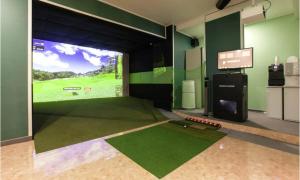 ein Zimmer mit einem Wandbild des Golfplatzes in der Unterkunft On & Off Hotel Bupyeong in Incheon