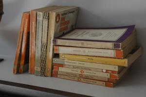 una pila de libros sentados en un estante en The Laslett en Londres