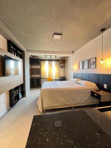 ein Schlafzimmer mit einem großen Bett in einem Zimmer in der Unterkunft Studio Estilo Industrial +Espaço in Mossoró