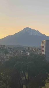 uma montanha à distância com uma cidade e um edifício em Your Home Away From Home ! em Ambato