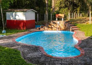 una piccola piscina con una sedia in cortile di Casa Finca Genesis a Buga