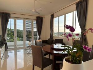 Phra Ae beachにある2 Bedroom Seaview Apartment Lanta Sport Resort 305のリビングルーム(テーブル、ソファ付)