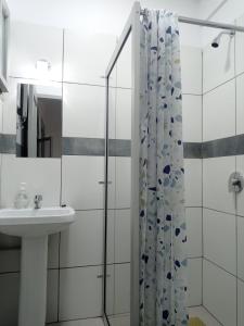 a bathroom with a sink and a shower curtain at Apartamento con Jardín Privado en Tarija - Precio al Cambio Oficial in Tarija