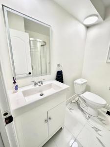 Bilik mandi di Bedroom 1 with free Parking, free wi-fi and shared washroom (Room 1)