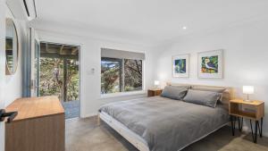 CopacabanaTreetops At Copacabana Accom Holidays的带床和窗户的卧室